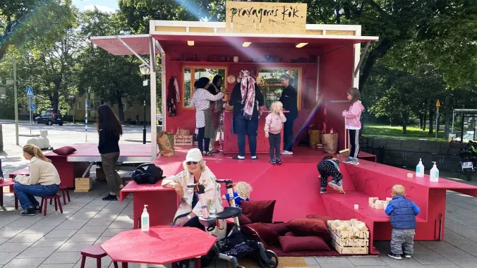 women and children sitting at praxagora kok project in Stockholm